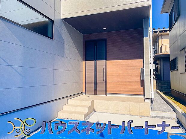 玄関前に季節のお花を置いて可愛く演出してみてはいかがですか。楽しいお家造りが待っています。