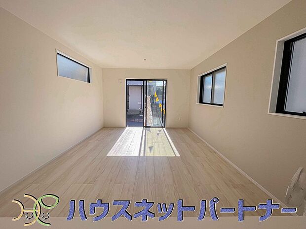 太陽の光が照らす明るいリビングは、開放感があり通風・採光に優れ、心地よい光と風が舞い込んできます。心休まるリビングは何よりも快適な時間を過ごせます。