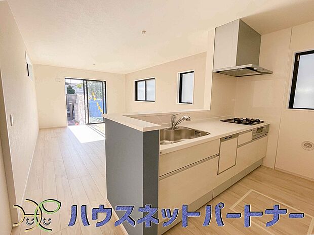 カウンターキッチンなら、リビングで遊ぶ子供の様子を見ながら料理ができるので安心です。