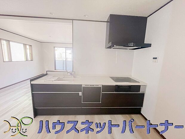 ビルトイン食器洗乾燥機完備。家事のお手伝いをしてくれる奥様の味方です。食器を洗っている間にお掃除など、様々なシーンで家事の時短に役立つ食洗機。省スペースのビルトインタイプを採用致しました。