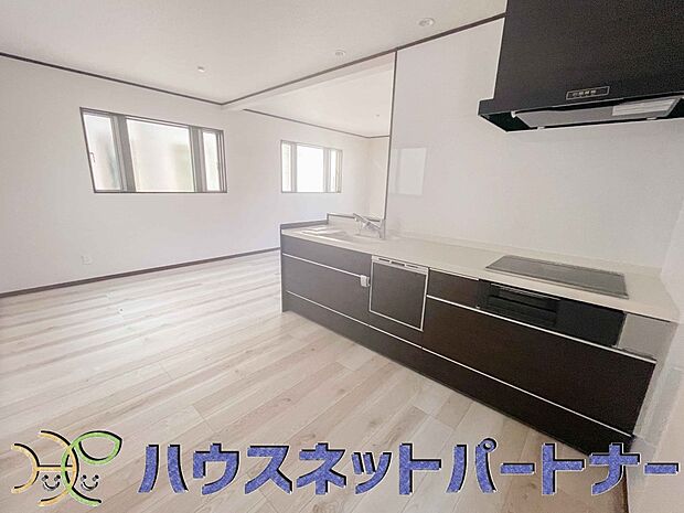 人工大理石のワークトップやシンクは、水を流しただけできれいになったように見えます。白いキッチンは明るく清潔感があり、とっても素敵です。