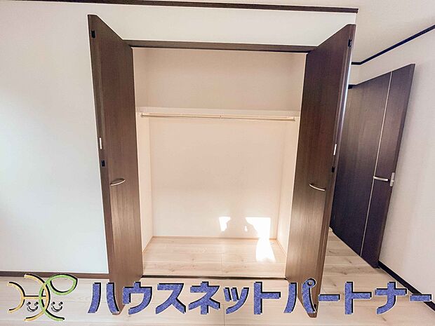 壁面クローゼットのメリットは、衣類が横一列に並ぶためひと目で洋服が選びやすいこと。衣類をたくさんお持ちの方も、限られたスペース内に無理なく収納することができます。