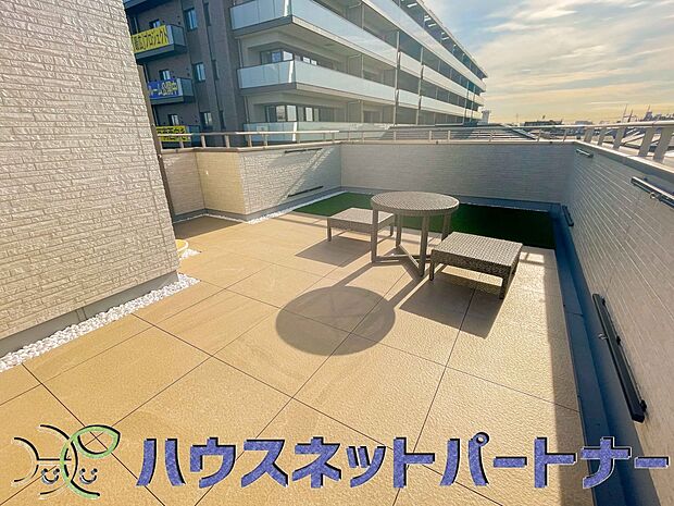 周りに高い建物が無いため、陽射しが燦々と降注ぐルーフバルコニー。毎日の生活を楽しくさせてくれます。
