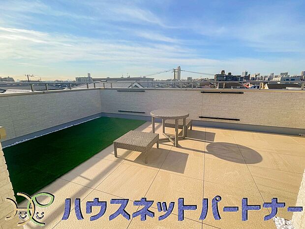 太陽の光が燦々と降り注ぐ広さのあるバルコニーで毎日のお洗濯も快適に。太陽は心を元気にしてくれますよね。