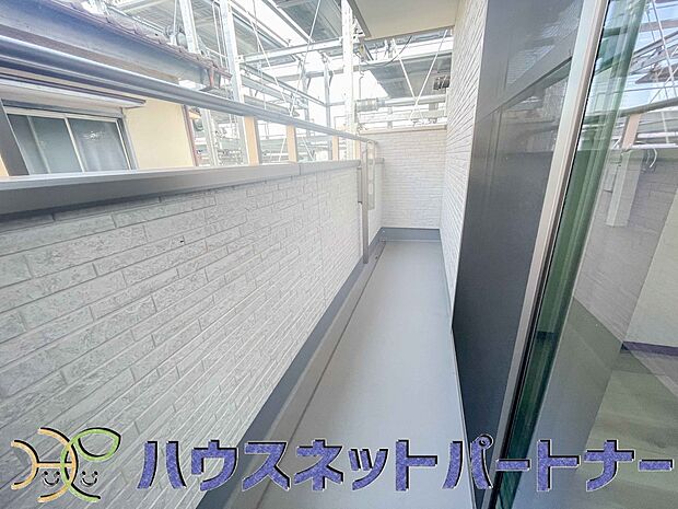 青い空が近くに感じるバルコニーは、爽やかな風をお部屋へ運んでくれます。