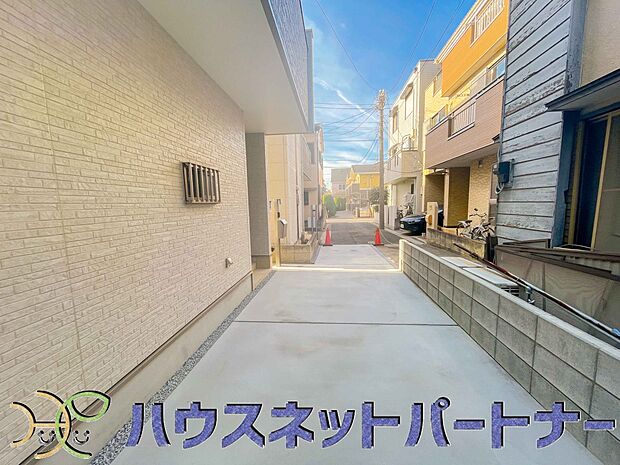駐車場がある戸建を持つ最大のメリットは、駐車場代金を支払い続ける必要がないことです。賃貸住宅に住んでいる方が、戸建の購入を考えるきっかけに挙げることが多いようです。