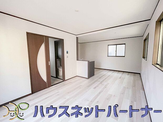 リビングは、食事スペースと寛げる場所設けてもまだ余裕の広さ。明るい光が照らしてくれます。