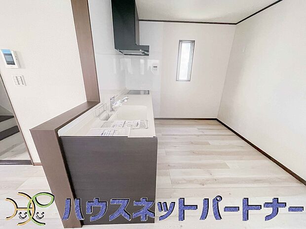 お子様の宿題を見守ったり、料理を運んでもらったり、お子様のお手伝いにも繋がりますね。