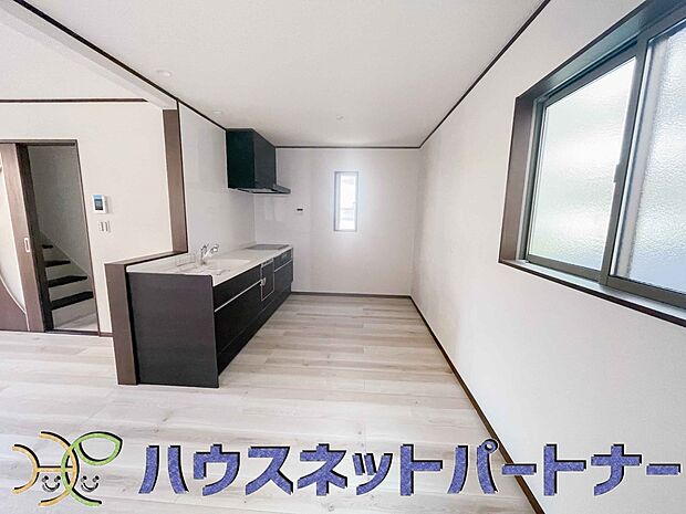 家族の様子を見ながらキッチンでお料理。一日の出来事を会話しながらの家事は嬉しいコミュニケーション。