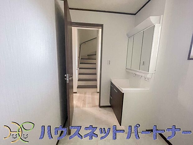 広い脱衣所、洗面台も大きなサイズを設置。建売では見ない広さと解放感。