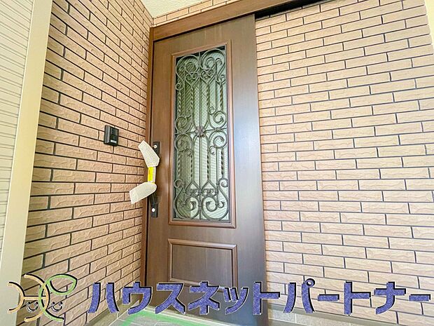 玄関の扉を開けるとそこは家族の待つお家。笑い声が聞こえてきそう。