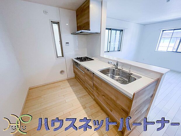 木目調のキッチンは落ち着いた雰囲気で収納もたくさん。汚れも目立ちませんし、お掃除も楽々です。