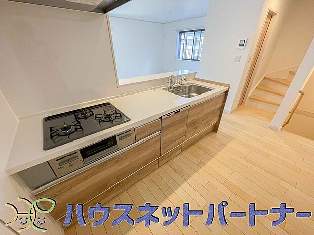三口コンロで料理の幅を拡げてくれる使いやすいシステムキッチンを採用。洗い場も大きいので野菜や食器を洗ったりする際にも捗り、奥様の強い味方となってくれるはずです。