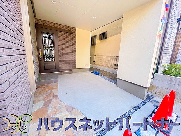 玄関横に駐車場なのでお買い物をした後は楽にお家へ。沢山お買物した時は助かりますね。