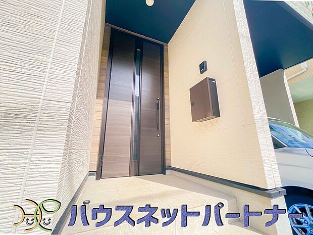 玄関の扉を開けるとそこは家族の待つお家。笑い声が聞こえてきそう。