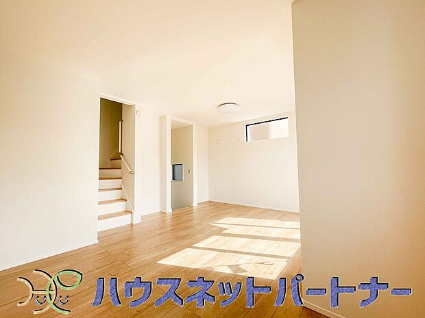 階を移動する際にリビングを通る、リビングイン階段。自然なかたちで家族が集まるため、お子様の個室が1階や3階にある場合でも、毎日の挨拶や会話が増えやすくなります。