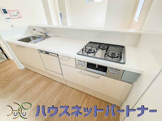 三口コンロで料理の幅を拡げてくれる使いやすいシステムキッチンを採用。洗い場も大きいので野菜や食器を洗ったりする際にも捗り、奥様の強い味方となってくれるはずです。