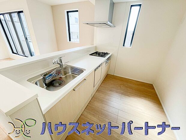 人工大理石のワークトップやシンクは、水を流しただけできれいになったように見えます。白いキッチンは明るく清潔感があり、とっても素敵です。