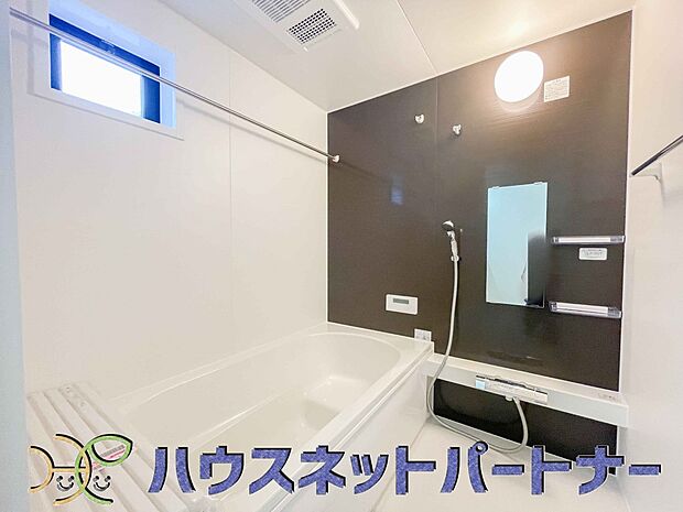 冬場にはヒヤッとしないように暖房機能、梅雨の時期には乾燥等、機能的で清潔感溢れる浴室。快適・清潔な空間で心も体もオフになる時間を楽しむことが可能です。