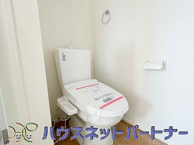 快適な生活を送るための必須アイテムとなった洗浄機能付トイレ。おしり洗浄、ビデ洗浄、暖房便座の3つの機能を標準装備しています。