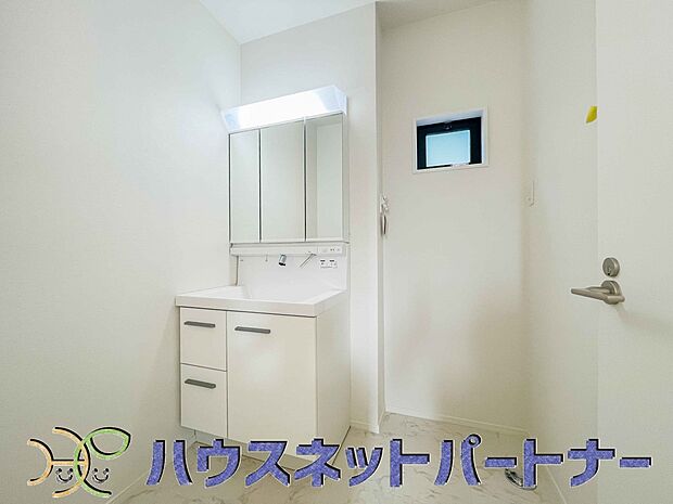 大きく見やすい三面鏡で清潔感ある洗面台は、身だしなみチェックや肌のお手入れに最適です。何かと物が増える場所だからこそ、スッキリと見映えの良い空間に拵えました。