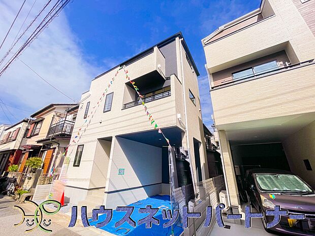 堂々たる趣ながら、主張し過ぎずどこか余裕を感じさせるシャープなフォルムで佇む邸宅は、晴天の空と照らし合わせる事で、本来あるべき完成形の姿を見せてくれます。