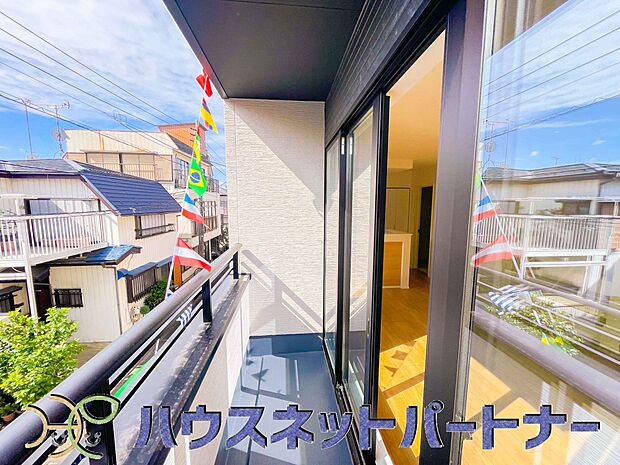 朝の澄んだ空気や、夕方に吹く清々しい風を五感で感じられるバルコニー。住まいの中で屋外にあって、本当の自然を感じられるスペースです。