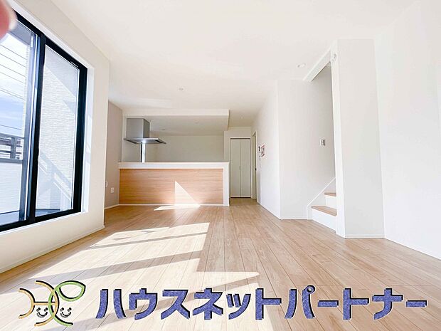 明るく開放的なダイニング。家族とのコミュニケーションが取りやすく、みんなの笑顔が溢れます