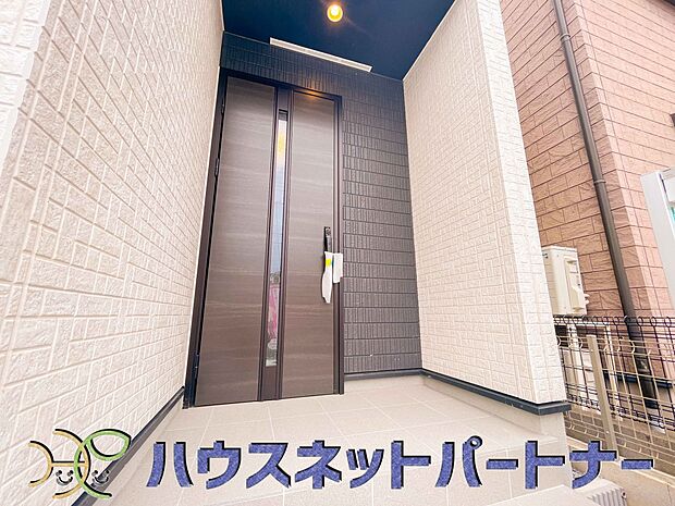 玄関の扉を開けると家族の待つお家。幸せを感じる瞬間です。