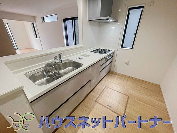 カウンターキッチンは広くて収納力もあるので、快適に料理をすることができます。食器や炊事用具を手の届くところに配置しやすいため調理もスピーディーです。