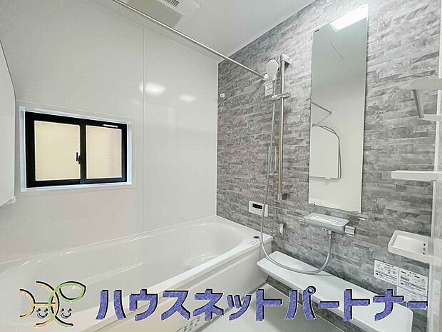 冬場にはヒヤッとしないように暖房機能、梅雨の時期には乾燥等、機能的で清潔感溢れる浴室。快適・清潔な空間で心も体もオフになる時間を楽しむことが可能です。