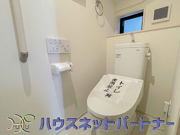 小窓を設置する事により明るく、通気性の良いトイレとなっております。中はゆとりのある大きさを確保しておりますので、ゆったりとお使い頂けます。 