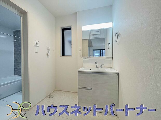 明るい清潔感のある洗面所は、鏡も大きくシンクが広々。朝の支度も楽にこなせます。