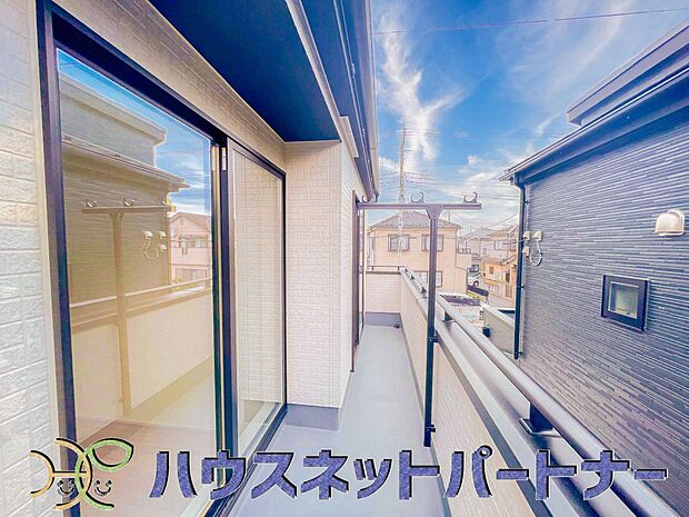 青い空が近くに感じるバルコニーは、爽やかな風をお部屋へ運んでくれます。