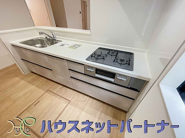 三口コンロで料理の幅を拡げてくれる使いやすいシステムキッチンを採用。洗い場も大きいので野菜や食器を洗ったりする際にも捗り、奥様の強い味方となってくれるはずです。