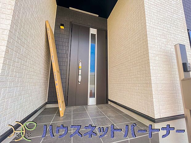 玄関の扉を開けると家族の待つお家。幸せを感じる瞬間です。