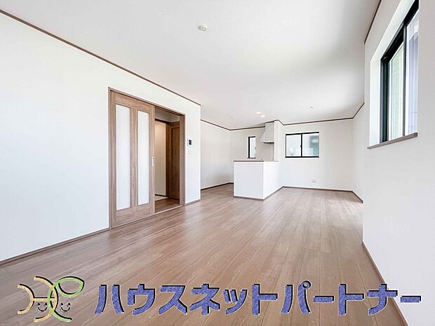 整然とした空間演出、快適な理想の暮らしの実現は家のみの拘りではなく、そこで暮らす方々にとって素敵な環境であることも挙げられると思います。四季折々の変化が奏でる鼓動を楽しんで下さい。