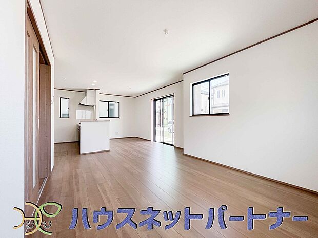 太陽の光が照らす明るいリビングは、開放感があり通風・採光に優れ、心地よい光と風が舞い込んできます。心休まるリビングは何よりも快適な時間を過ごせます。