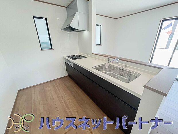 カウンターキッチンは広くて収納力もあるので、快適に料理をすることができます。食器や炊事用具を手の届くところに配置しやすいため調理もスピーディーです。