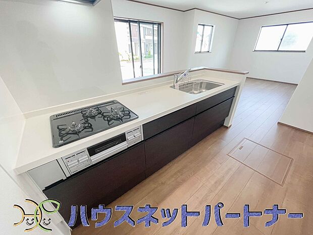 三口コンロで料理の幅を拡げてくれる使いやすいシステムキッチンを採用。洗い場も大きいので野菜や食器を洗ったりする際にも捗り、奥様の強い味方となってくれるはずです。