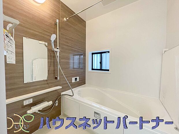 エコベンチ浴槽。全身浴と半身浴ができる高い機能性と、満水容量を削減して水道・光熱費を節約しました。デザインとエコ性能を両立させた、これからのスタンダード浴槽です。