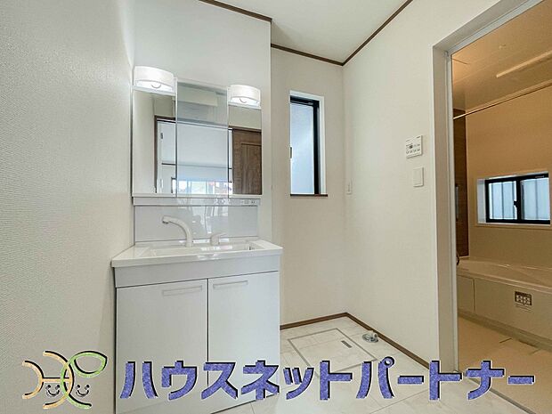 明るい清潔感のある洗面所は、鏡も大きくシンクが広々。朝の支度も楽にこなせます。