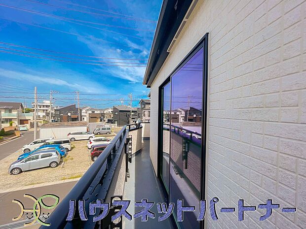 陽当りが良いと、洗濯物が乾きやすいですし、湿気やカビの心配も減るので快適です。寒い冬の日でも、日差しが届くと家の中が暖かくなりますね。