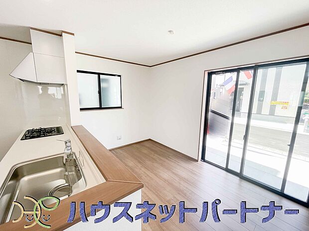 明るく開放的なオープンキッチン。家族とのコミュニケーションが取りやすく、みんなの笑顔が溢れます。