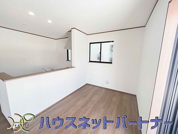 キッチンカウンターがあると配膳が楽なことがメリットの一つ。後片付けをするときも、ダイニングテーブルからあまり動かずに流し台へ運ぶことができるので便利です♪