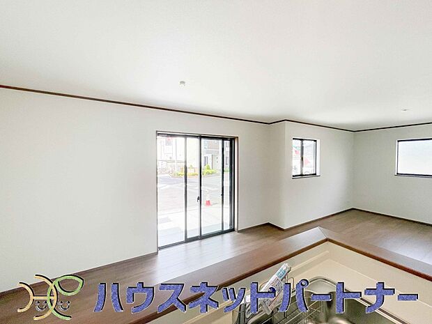 キッチン吊戸棚を無くす事によって、コミュニケーションを重視した設計に致しました。区画によって変わる一体感を、実際にご覧になって頂けましたらと思います。