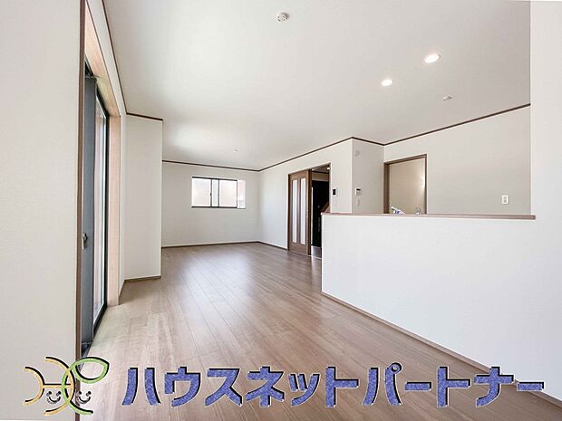 リビングは、食事スペースと寛げる場所設けてもまだ余裕の広さ。明るい光が照らしてくれます。