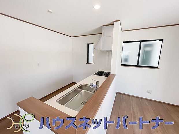 寛ぐ方とお料理をされる方の一体感を重視した設計の対面キッチン。会話の弾むキッチンは自然とご家族の中心に。