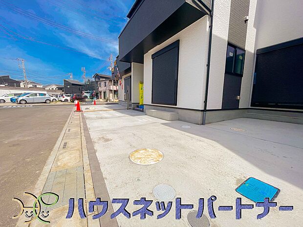 前面道路でお車を駐車するのも楽々。