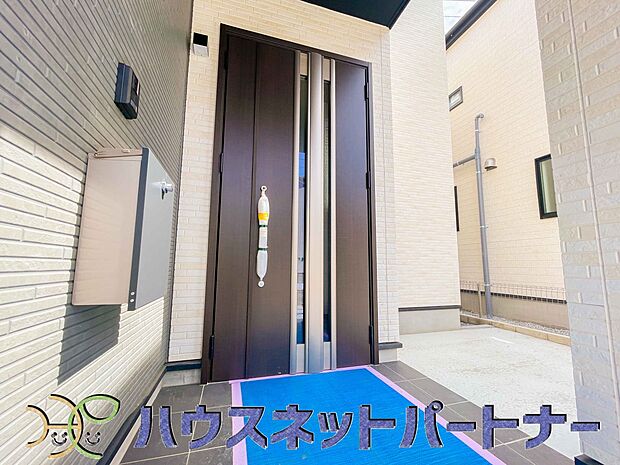 お客様も迎える玄関は高級感のある造りです。